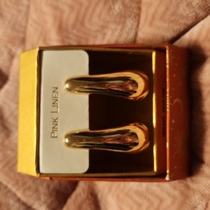 Beautiful gold tone earrings